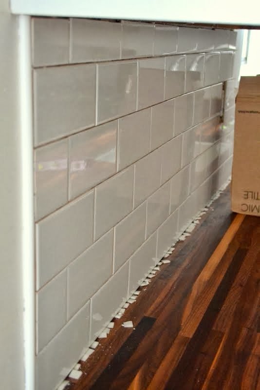 https://www.uglyducklinghouse.com/wp-content/uploads/2014/03/how-to-tile-a-kitchen-backsplash.jpg