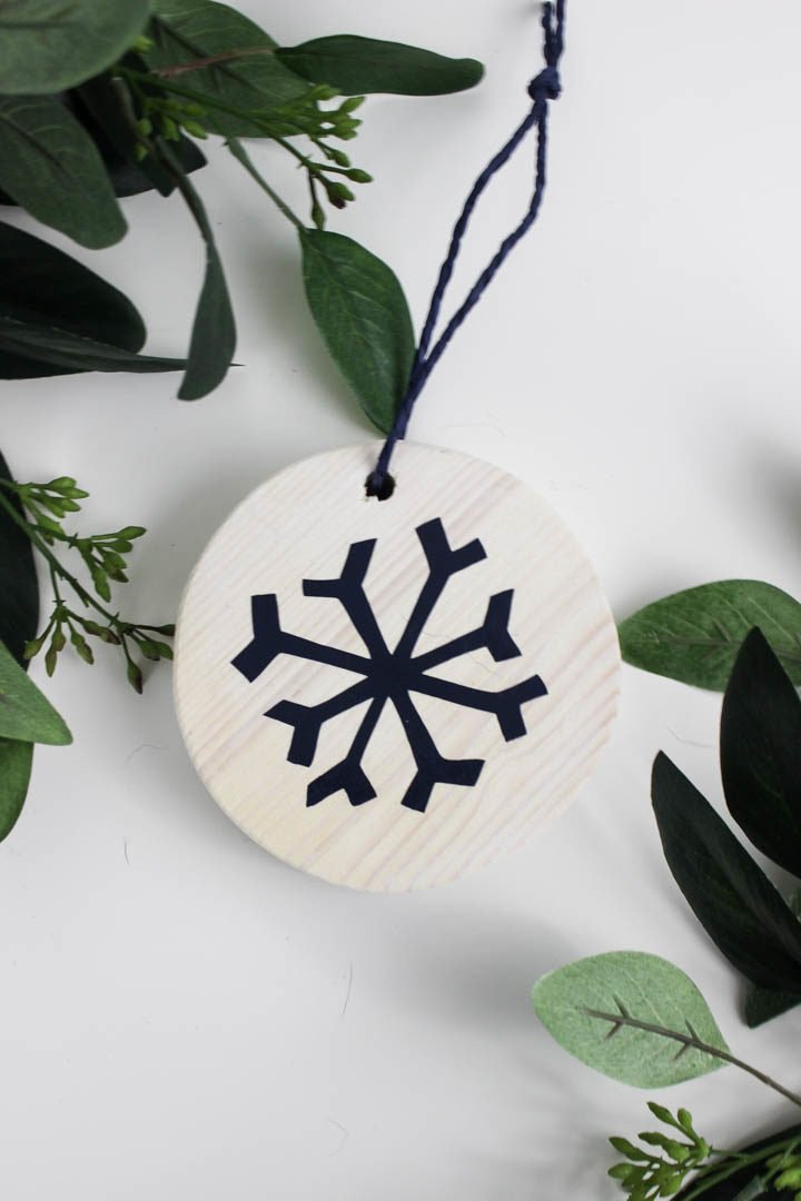 Love these easy white washed ornaments for the holiday season! Making a DIY ornament has never been easier and the white wood stain is perfect for the Christmas tree! 