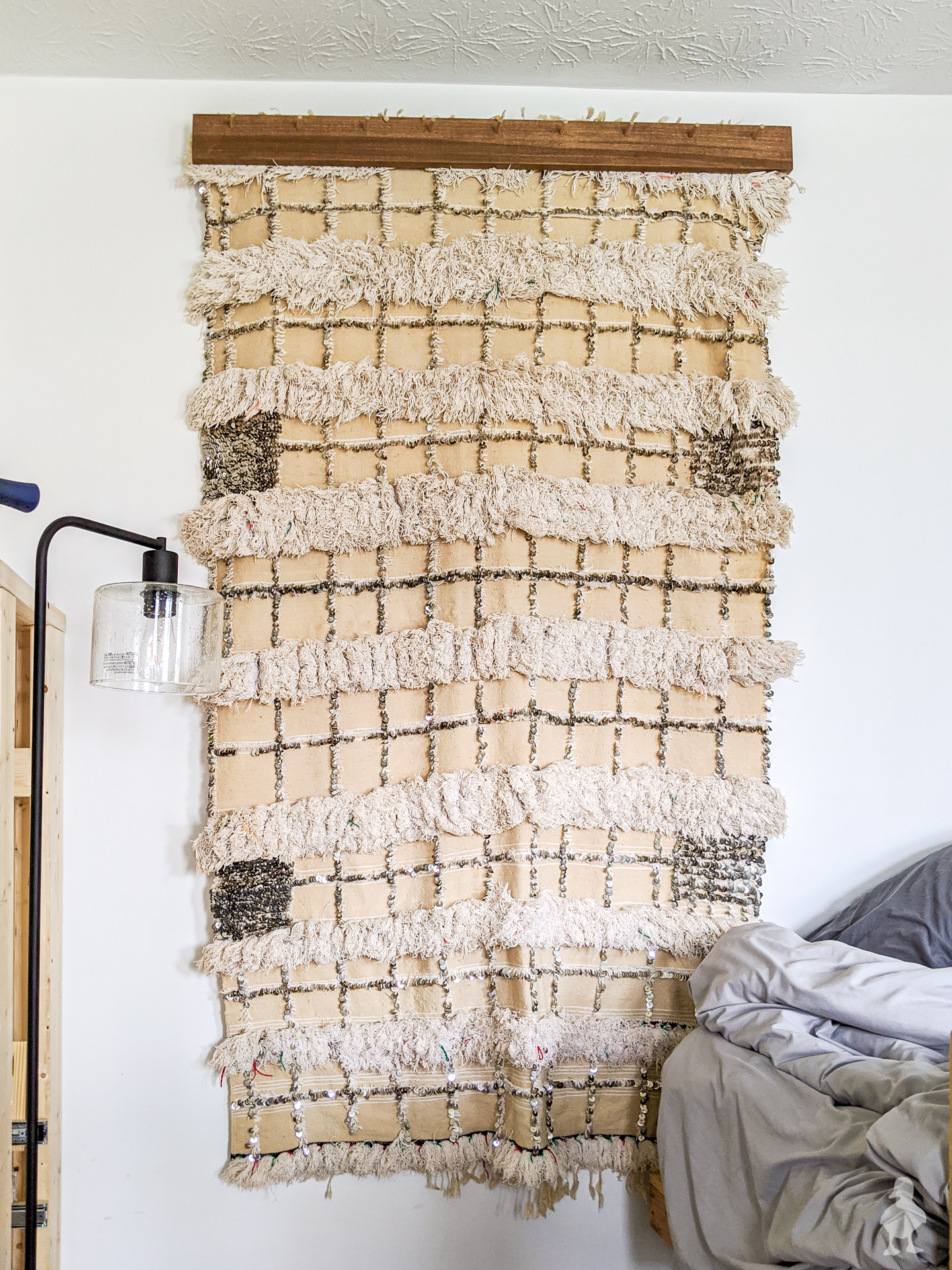 https://uglyducklinghouse.com/wp-content/uploads/2020/02/DIY-compression-quilt-hanger-8.jpg